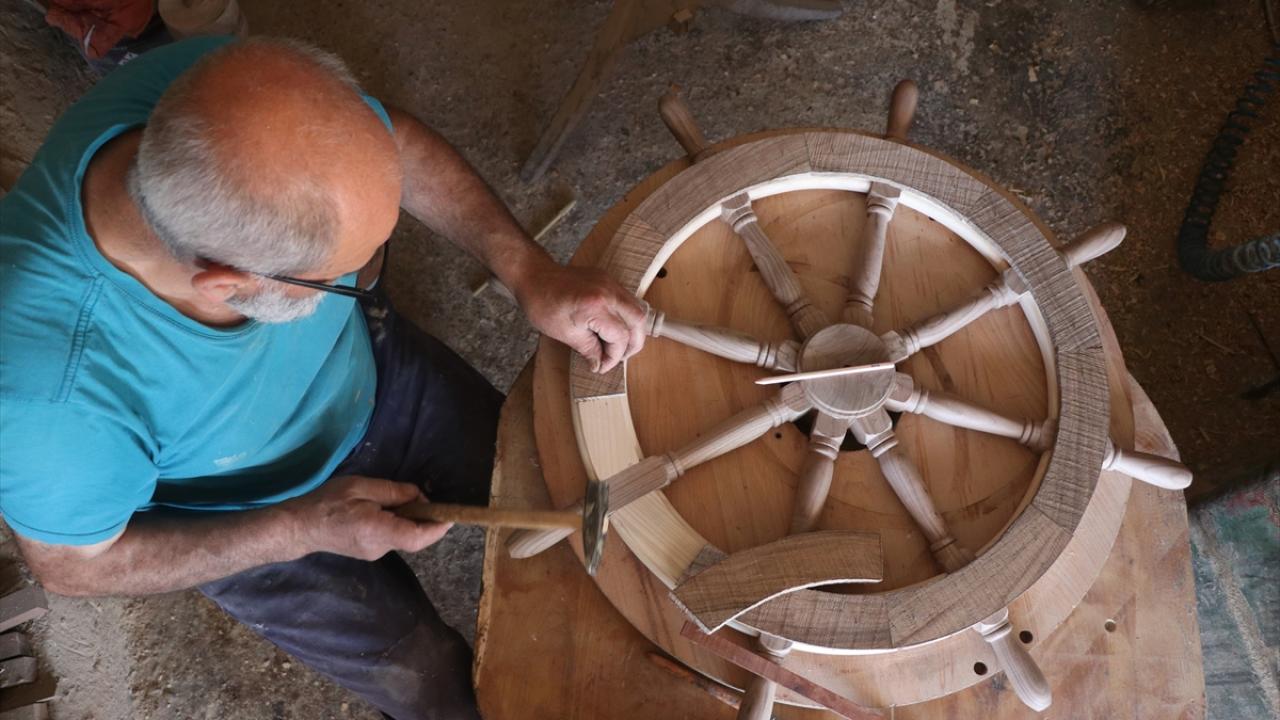 Baba yadigarı atölyesinde 15 yıldır "dümen" yapıyor