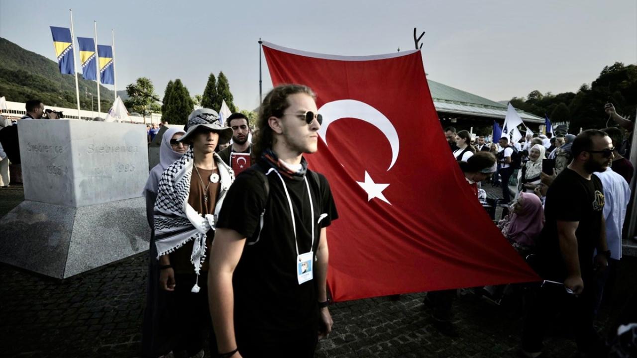 Srebrenitsa`daki ölüm yolunda "Barış Yürüyüşü" sona erdi