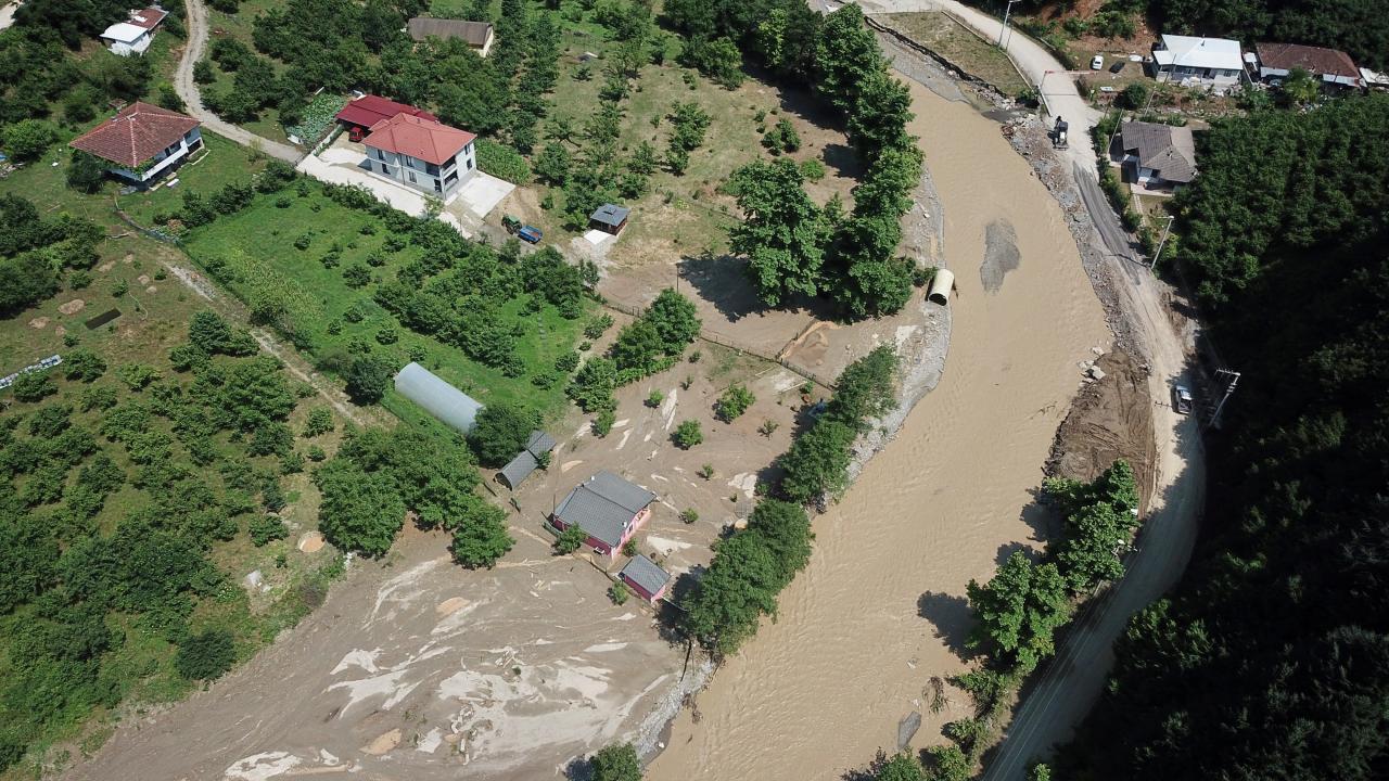 15 ev zarar gördü, 2 köprü yıkıldı