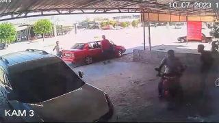 Kontrolden çıkan otomobil tamirhaneye daldı: O anlar kamerada