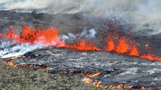 İzlanda'nın başkenti yakınlarında yanardağdan lav püskürdü