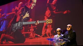 Özkan Uğur'a veda: Böyle bırakılmaz ki...