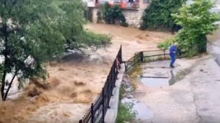 Karadeniz'de sağanak nedeniyle dereler taştı, yollar kapandı