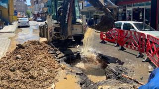 İstanbul'da su borusu patladı: Cadde göle göndü