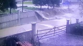 Samsun'da sağanak nedeniyle biriken su duvarı yıktı