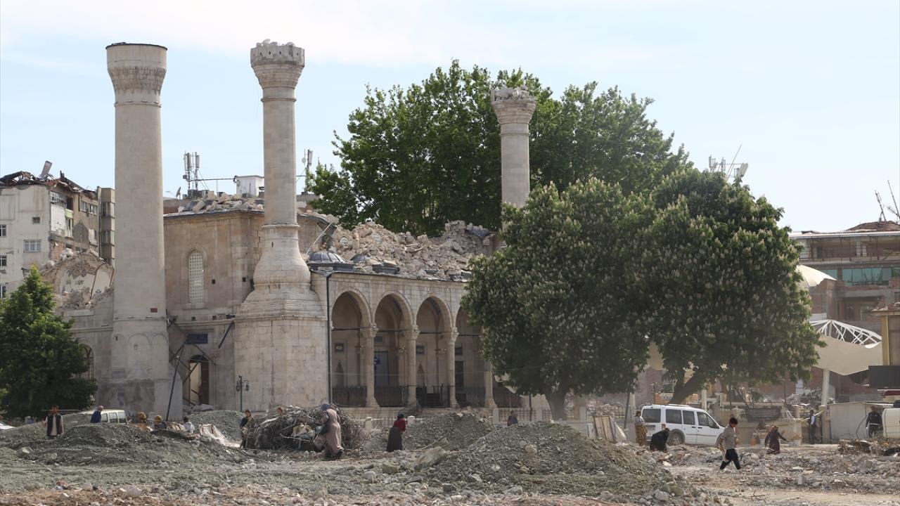 Deprem otelleri de vurdu