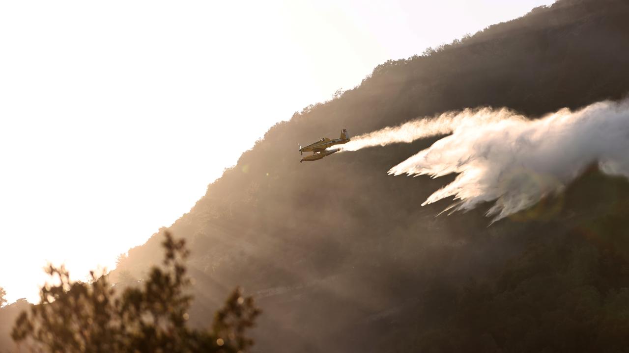 Yangının çıktığı anda hava sıcaklığının 42 derece, rüzgar hızının 45 kilometre ve nemin yüzde 15`lerde olduğuna değinen Karacabey, şöyle devam etti: