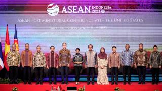 Cakarta'da renkli diplomasi: Bakanlar desenli gömlek giydi