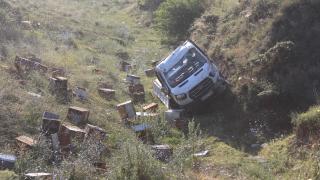 Arı yüklü kamyonetin devrilmesi sonucu arılar etrafa dağıldı