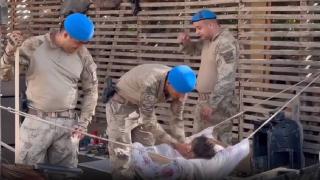 Mehmetçik Düzce'deki selde su altında kalan köyün yardımına koştu