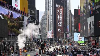 New York'un Times Meydanı'nda 15 Temmuz şehitlerini temsilen ayakkabılar sergilendi