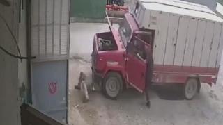 Tamir ettiği kamyonetin altında kalmaktan son anda kurtuldu
