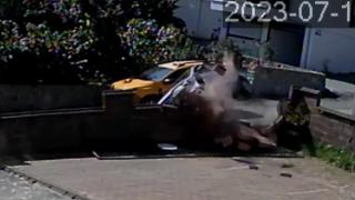 Duvara çarpan otomobil ters döndü