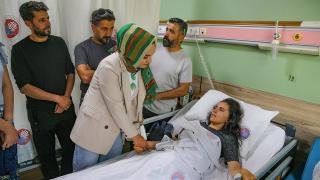 Buzul çatlağından yaralı çıkarılan çift, kendilerini kurtaran dağcılarla buluştu