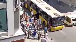 İETT otobüsü arızalandı, vatandaşlar sıcakta yürümek zorunda kaldı