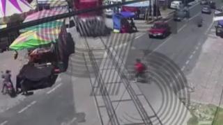 Trenin çarptığı adam metrelerce savruldu