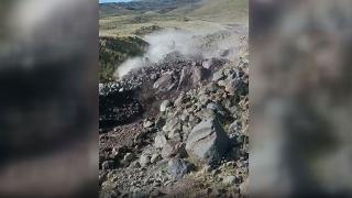 Eriyen kar sularıyla oluşan sel kayaları sürükledi