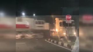 Endonezya'da yolcu treni, tıra çarptı