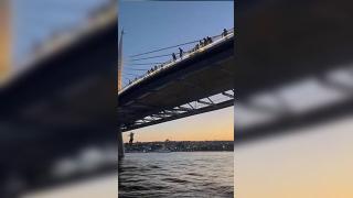 Serinlemek için Haliç Metro Köprüsü'nden denize atladılar