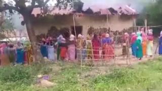 Hindistan'da kadınlar taciz şüphelisinin evini ateşe verdi