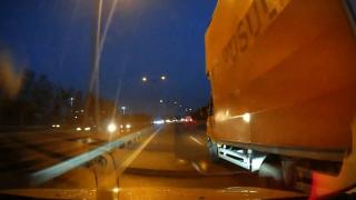 Yol isteyen taksiciyi kamyonetiyle sıkıştırdı: Panik anları kamerada