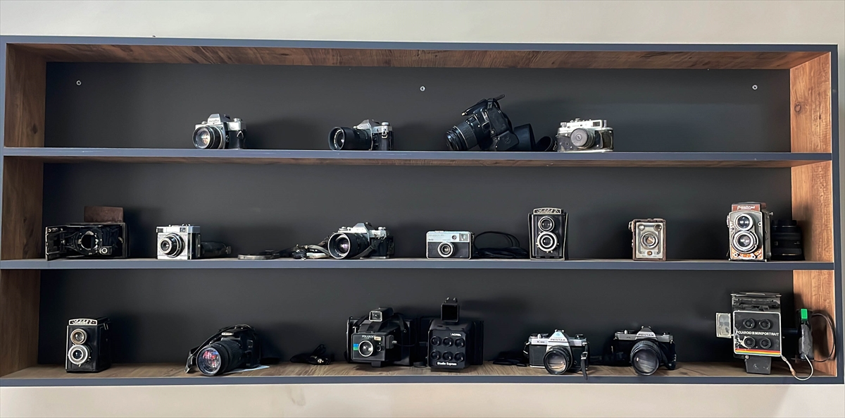 Selden kurtarılan fotoğraf makinelerini dükkanında sergiliyor