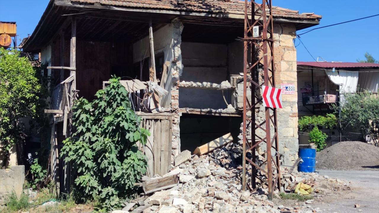 Metruk bir ev hasar gördü