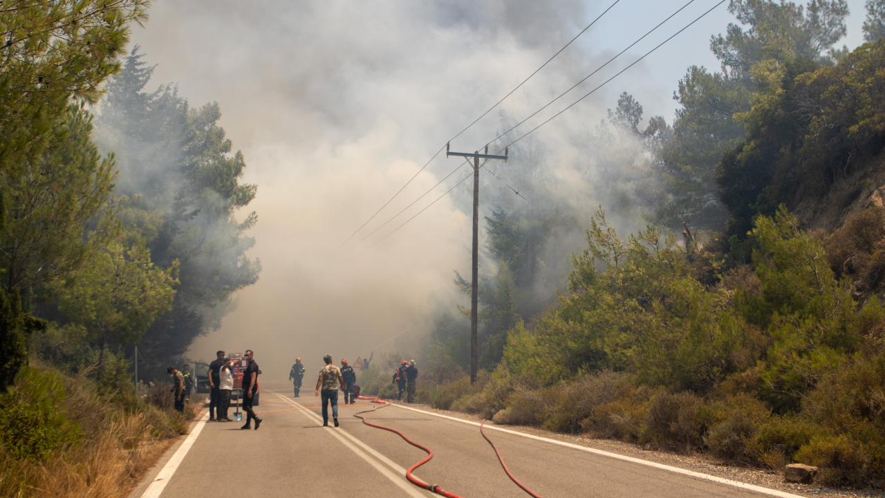 Yunanistan`da yangın söndürme uçağının düşmesi sonucu 2 kişi ölmüştü