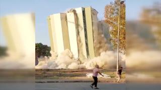 10 katlı bina çelik halatlarla yıkıldı