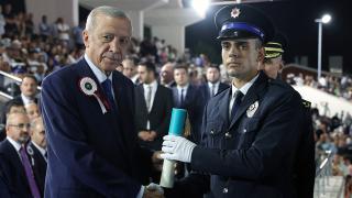 Cumhurbaşkanı Erdoğan, PMYO mezuniyet töreninde dereceye giren mezunlara diplomalarını verdi