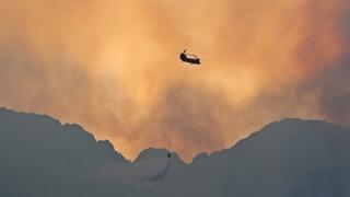 Kemer'de alevlere gece görüşlü helikopterlerle müdahale ediliyor