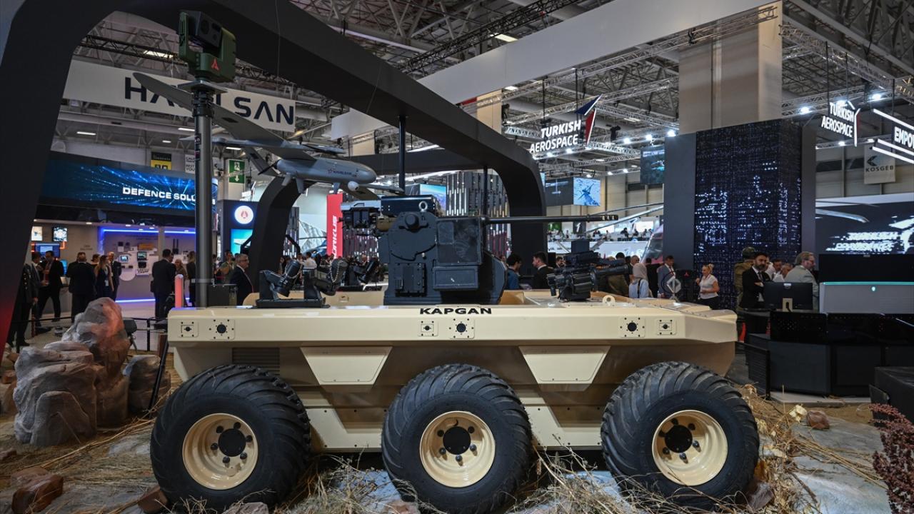 Kapgan arazi aracı fuarda sergileniyor.