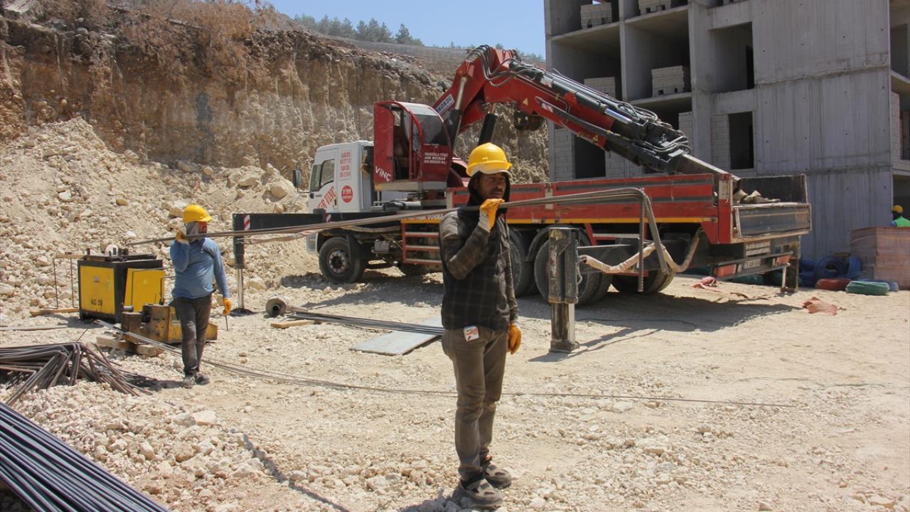 Depremzede inşaat ustaları Kilis'te afet konutlarının yapımında çalışıyor