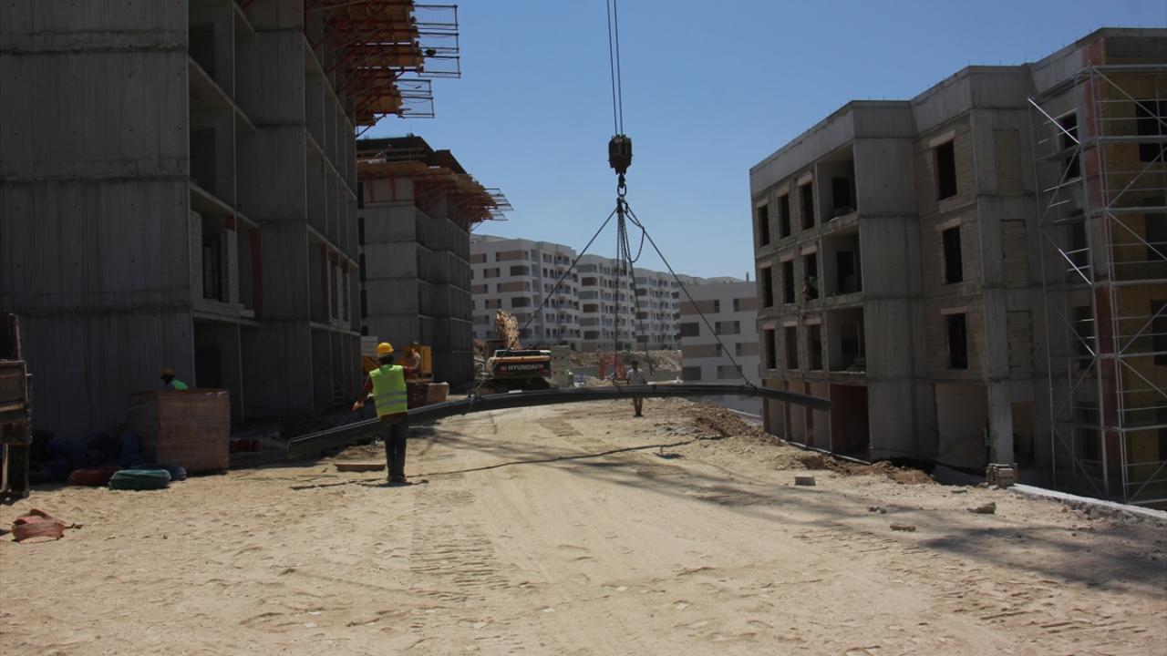 Depremzede inşaat ustaları Kilis'te afet konutlarının yapımında çalışıyor