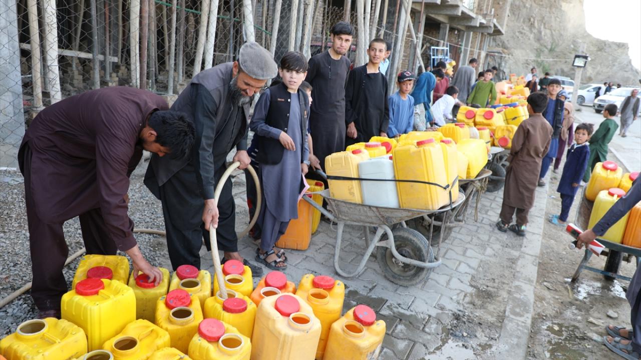 Kabil'de derinleşen su sıkıntısı, çeşme başlarında uzun kuyruklar oluşturuyor