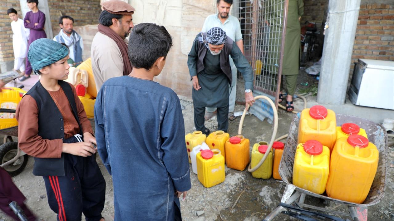 Saatlerce sırada bekliyorlar
