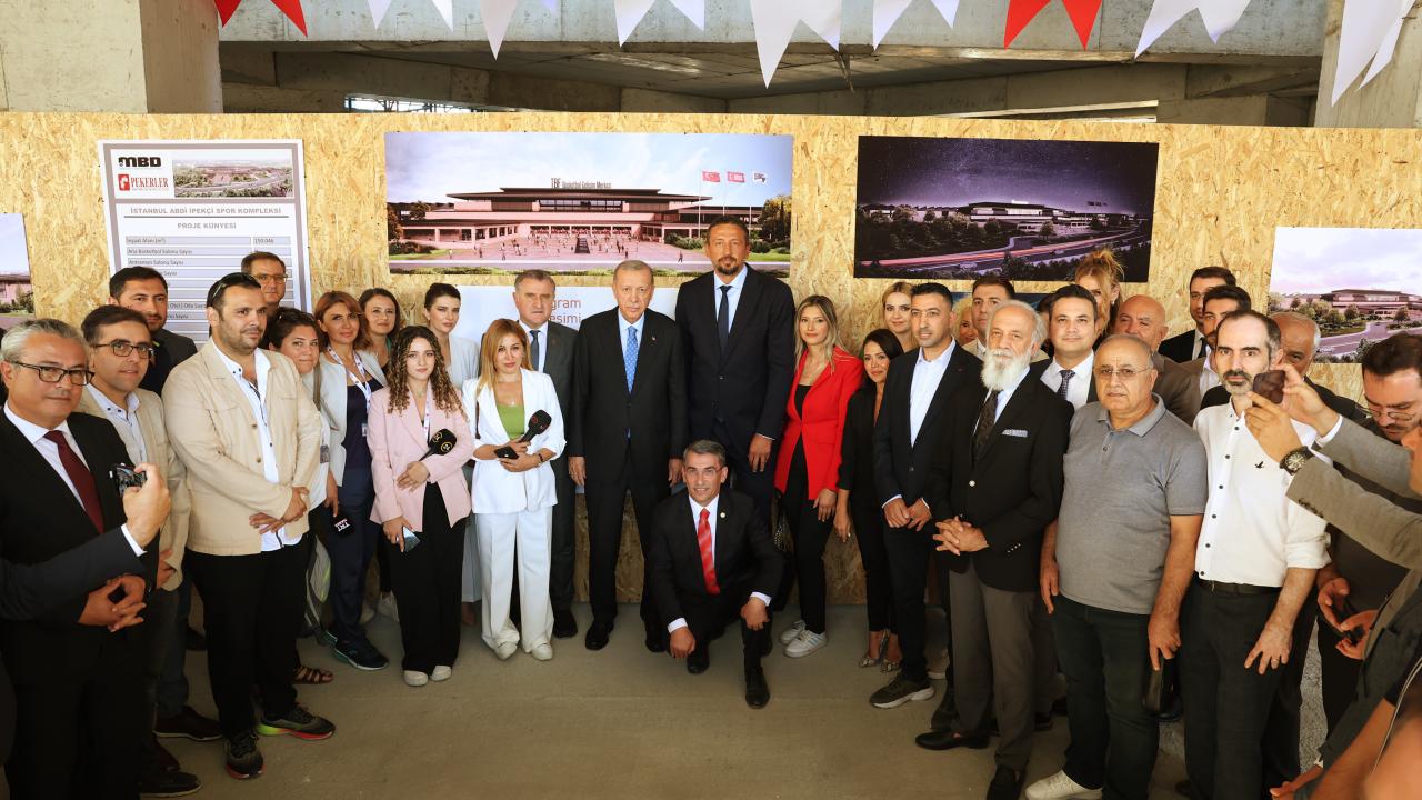 Antrenör sayısının 308 bini bulduğunu ifade eden Cumhurbaşkanı Erdoğan, "Spor kulüplerimizin sayısı 6 bin 35`ten bugün 21 bin 500`e geldi. Ülkemizin uluslararası spor müsabakalarındaki başarı grafiği de yıldan yıla yükseliyor. Tokyo 2020, 1936`dan beri ka