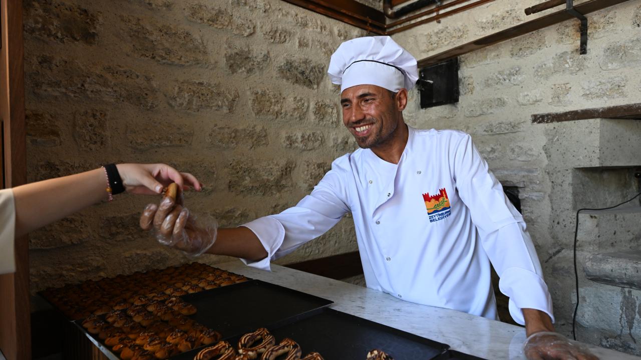 "130 yıldır yenilenen ekşi mayayla ekmekler yapılıyor"