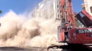 Diyarbakır’da hasarlı binanın yıkım sırasında çökme anı kamerada