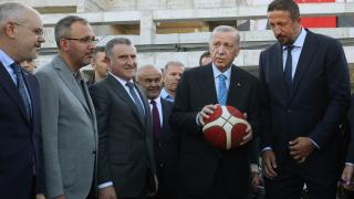 Cumhurbaşkanı Erdoğan gazetecilere basketbol topu hediye etti