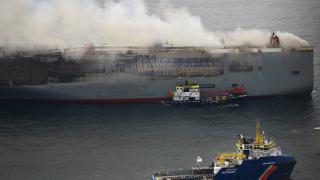 Hollanda kıyılarında yanan araba taşıyıcı gemi nakliye yolundan çekiliyor