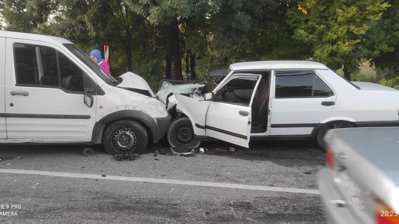 İki araç kafa kafaya çarpıştı, 3 yaralı