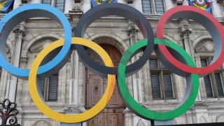 İklim aktivistleri Olimpiyat halkaları anıtına 'sahte kan' döktü