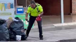 Polisten yürek ısıtan hareket: Çöpte bulduğu Türk bayrağını çıkartıp temizledi