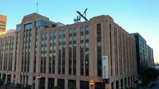 Twitter'ın San Francisco'daki merkezine yeni logosu yerleştirildi