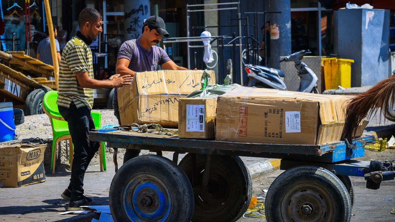 Sırtında 100 kilogram yükle 50 derece sıcaklıkla mücadele ediyor