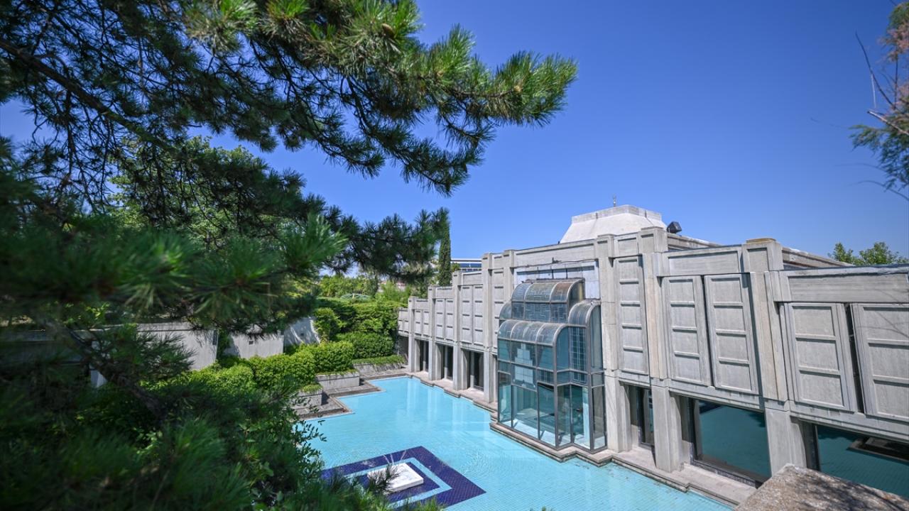 Meclis Cami, alışılagelmişin dışında mimarisiyle öne çıkıyor