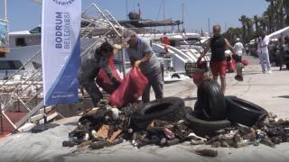 Bodrum'da denizin dibinden çöp yığını çıktı