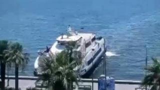 İzmir'de yolcu gemisi kıyıya böyle çarptı