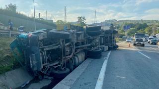 Kocaeli'de devrilen tırın sürücüsü yaşamını yitirdi